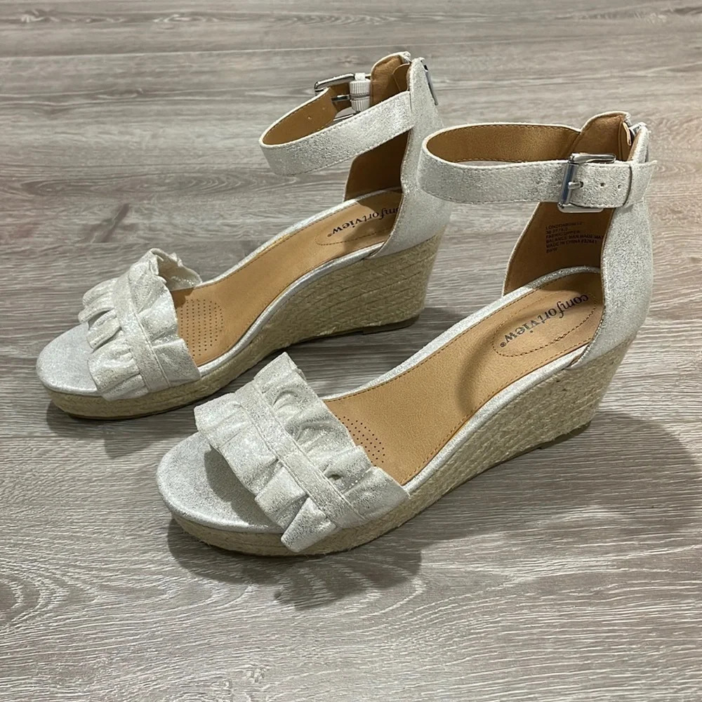 NEW Comfortview Silver Ruffle Wide London Wedge Espadrille Ankle Strap 8WW